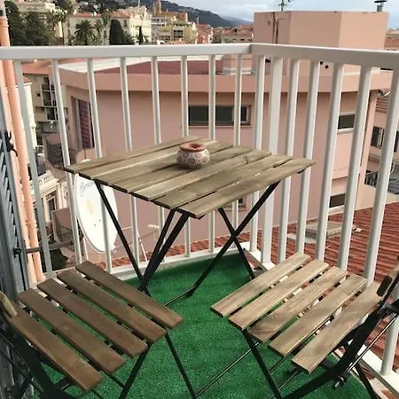 Lumineux Sous Les Toits De *