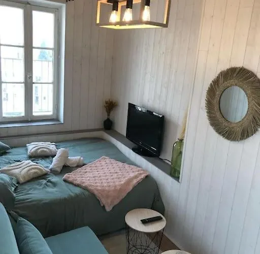 Lumineux Sous Les Toits De *