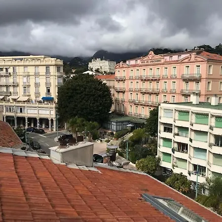 Lumineux Sous Les Toits De