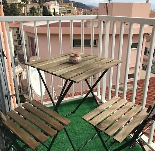 Lumineux Sous Les Toits De *